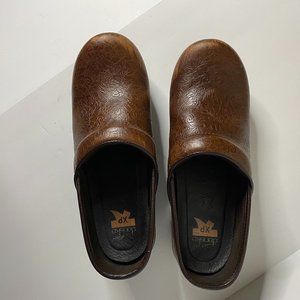 Dansco Tooled leather Clogs XP Brown EUC 38  USA 7 1/2-8 Women's